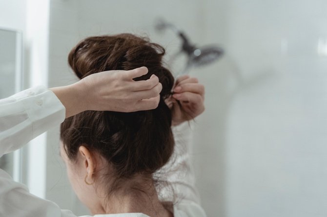 Minimalist haircut with natural sleeping style